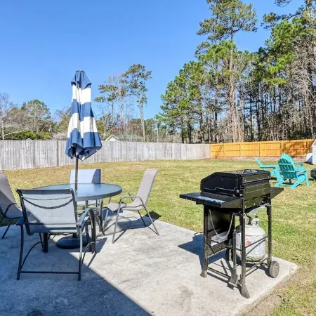 Surf City Off Island Retreat! 2.5 mi to beach - Flexible booking days!