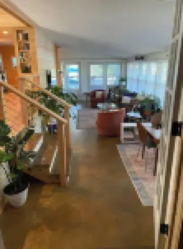 2Br/2BA, Clean, Comfy & Steps from Dining & Sound w/ Tesla Charging Station