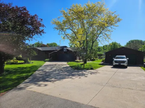 The Puckaway Place-Waterfront: Directly Across from Adeline's House of Cool!