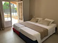 Villa in Garden Level 6/8 Pers on Swimming Pool 5 mn Walk from the Beach, in a Quiet Area 헤이욜-까나델-슈흐-메흐 호텔