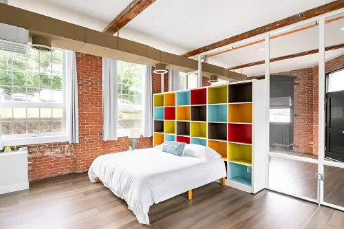 Chic Retreat - Historic Loft, Private Amenities, Downtown Hotels in Pawtucket