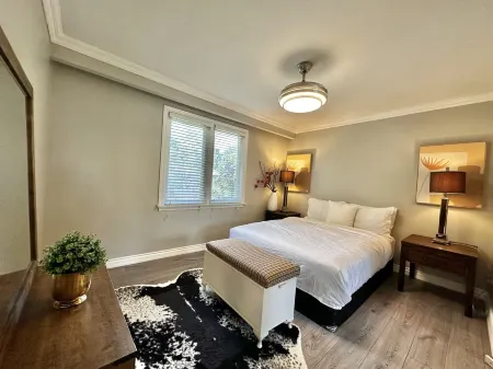 Four-seasons Serenity In The Heart of Oakville Close to Lake Ontario