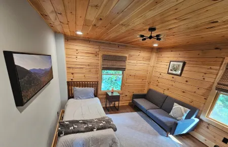 Modern Mountaintop Log Home with Amazing Views!