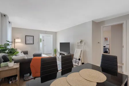 Charming 3-bedroom house in North Syracuse Отели в г. Клей