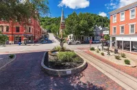 Spacious 4-bedroom 19th Century home in historic downtown Maysville! Hotels in Maysville