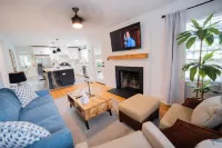 Luxury 2 bd lakefront Modern porch fire pit fisherman boat dock walk to downtown