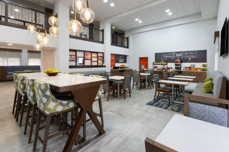 Hampton Inn Atlanta/Douglasville-Arbor Place Mall Отели рядом с достопримечательностью «Парк штата Суитуотер Крик»