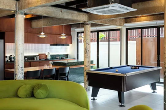 รูปภาพของEntire Antique Thai House Perfect For Group or Family up to 10 people