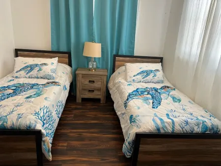 Blissful escape Delightful 3-bedroom house, warm water swimming pool in Orlando Отели в г. Пайн-Хилс