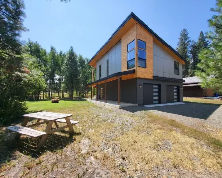 Modern Charming 3-Bedroom House in Marvelous Ronald with WiFi, AC, Ping Pong. Hotels in Ronald