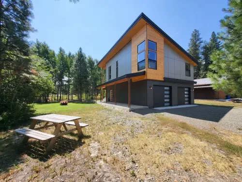 Brand new charming 3-bedroom house in marvelous Ronald with WiFi, AC, hot tub.