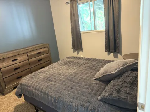 4 bedroom home close to camplex, airport and shopping