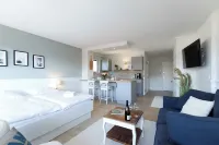 First-class, beachfront apartment with balcony near the family lagoon