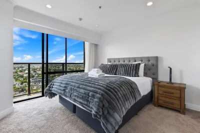Modern 1BR w Pool/Gym Steps to Beach: Zodiak Stays Hotel a Takapuna