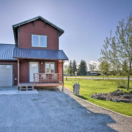 Updated Townhouse w/ Pergola, Walk to Downtown!