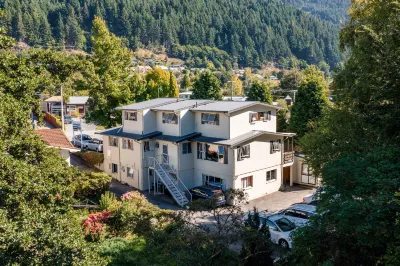 The Flaming Kiwi Backpackers Hotel a 