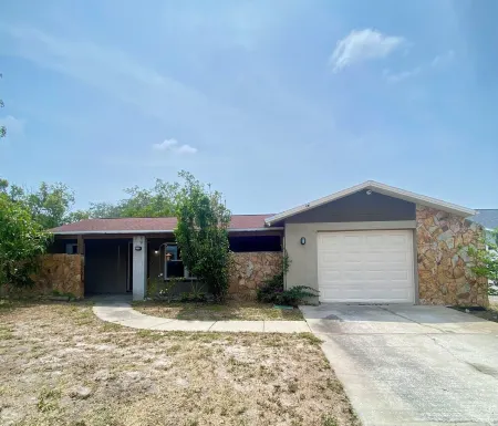 Cozy 2-bedroom 2-bath family-friendly house in charming Port Richey