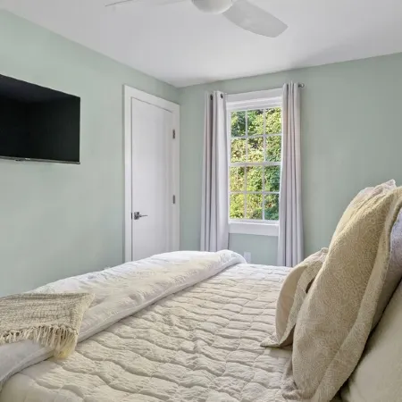 Charming Cottage on Freshwater Pond in Charlestown