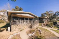 Blue Gum Cottage - Spacious 3BR + Lakeside Views 5 mins to main shopping area Hotels near Lake Jindabyne