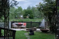 Pretty Riverside Cottage, PetworthTwo Bedrooms, Sleeps 3. Dogs Welcome