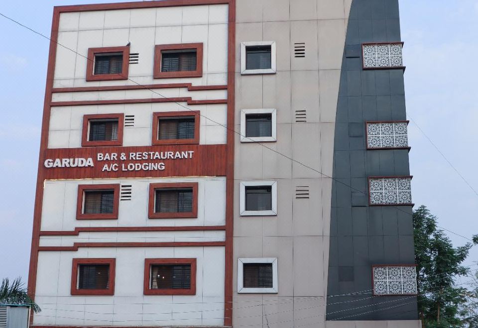 Hotel Garuda Executive Latur 로비