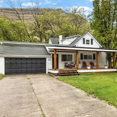 Farmhouse on Main - historic home in the heart of Riggins