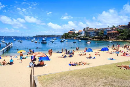 Stunning Harbour Views, only 3-min walk to the Beach, Cafes and Parks