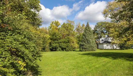 King Size Bed, Near Hwy, Work Desk, Parking Just A Few Feet Away