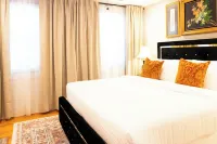 Luxury Fells Point Home w/Hot Tub for 6, Poker Room, & Parking