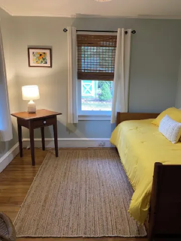 Charming 2-bedroom water oriented cottage with water access