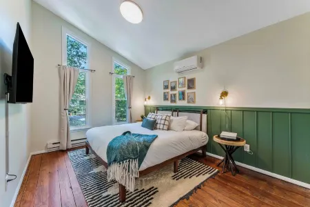 Night Golf, Fire Pit, Game Room, Hot Tub, Theater room, Lake Access Fun house!