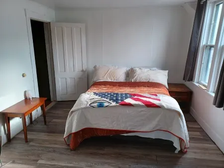 Charming 2 Bedroom Home in Picturesque Village Отели в г. Herkimer County