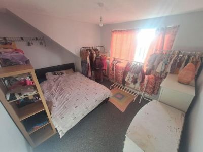 Cheap n' Cheerful Town House with view of Horses.