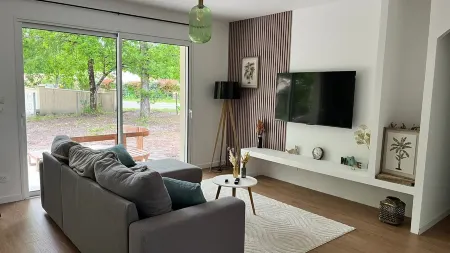 Villa Oyat between forest and beach