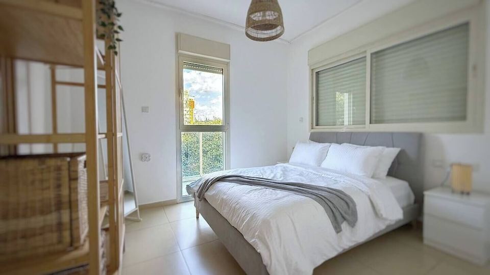 Spacious 3-bedroom apartment with WiFi, AC in marvelous Ramat Gan