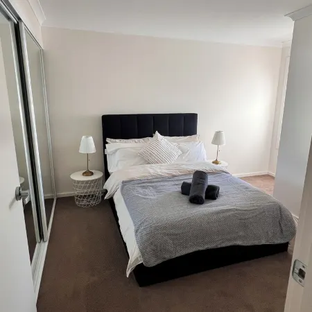 Stylish 4 bedroom 3 bathroom lakeside townhouse