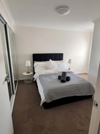 Stylish 4 bedroom 3 bathroom lakeside townhouse Отели в г. Филлип