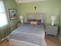 Costal retreat in gated community with fireplace, wifi, pool, gym & game room Hotels in Arundel