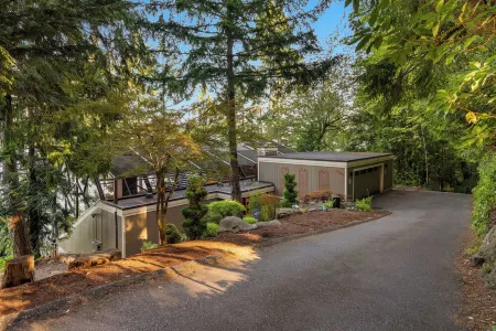 Lake front Glass house with Private Dock/Lake access/Kayak/Paddle board