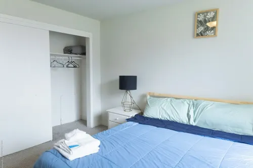 One bedroom W/ fitness Room & Swimming pool W/Discounted Rental car