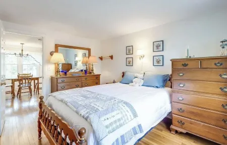 Charming Cape Cod Cottage walking distance to the beach