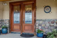 Upscale Apartment with Panoramic Views
