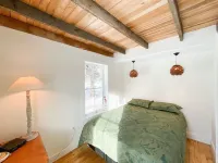 Cozy Cabin with Modern Amenities. Pet Friendly! Hot Tub! Hotels in Kingfield