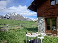 Very sunny chalet at the foot of the slopes, the Ecrins and the paragliding departure point! Các khách sạn ở Vallouise-Pelvoux