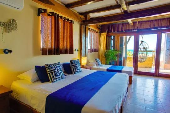 Beachfront 3 Bdrs. Sleeps 7, Staff on Site, Chef, Kayaks, Private Beach