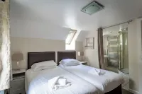 Stanton; woodland lodge for 14 with hot tub, log burner, BBQ, near Alton Towers.