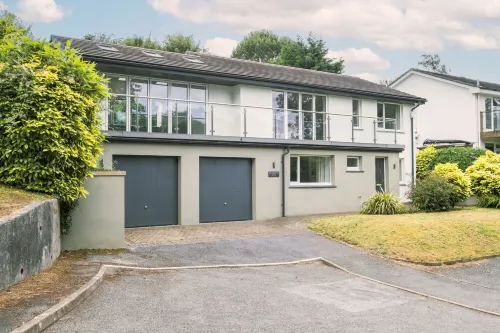 Stylish 4 bed house walking distance to beaches