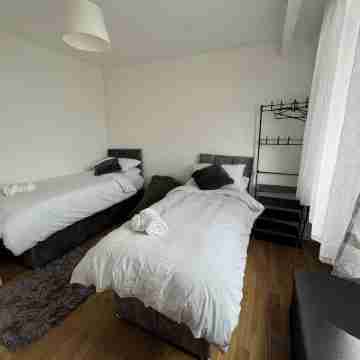 Tranquil Top-Floor Family Haven! Rooms