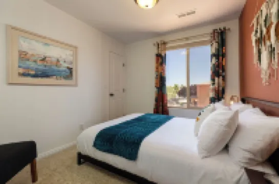 Desert Family Retreat •desert views•dark skies• pool•hot tub• 35 min to Zion•