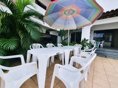 Casa Próximo à Praia, com Piscina, Perfeito pra Família, Lua de Mel, Aniversário Hotel di 